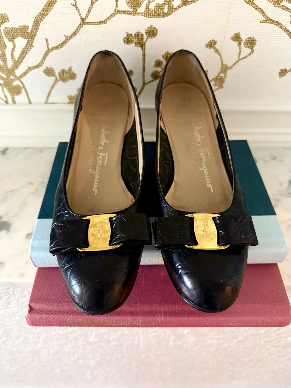 Salvatore Ferragamo Black Croc Embossed Leather Vara Bow 7 AA